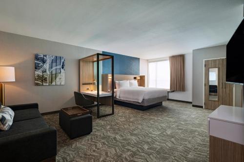 een hotelkamer met een bed en een bank bij SpringHill Suites by Marriott Dallas Richardson/University Area in Dallas