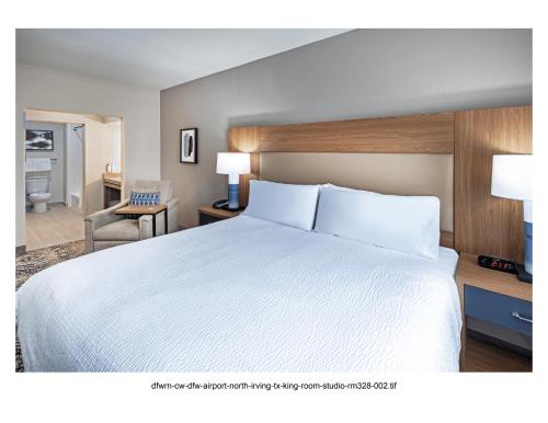 een afbeelding van een hotelkamer met een bed bij Candlewood Suites DFW Airport North - Irving, an IHG Hotel in Irving