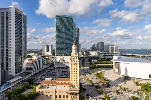 Blick auf die Skyline der Stadt mit einem Uhrturm in der Unterkunft The Elser Hotel Miami - An All-Suite Hotel in Miami