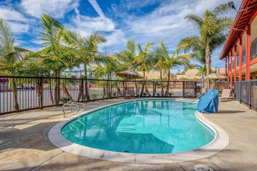 Kolam renang di atau dekat dengan Motel 6 Carlsbad, Ca- North