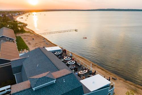 eine Luftansicht eines Docks mit Booten im Wasser in der Unterkunft Alexandra Inn in Traverse City