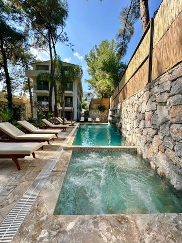 Esmahan Forest and Pool by Zehra Suites