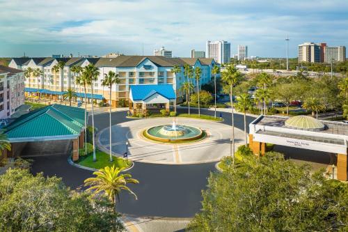 A piscina localizada em Fairfield Inn & Suites by Marriott Orlando Lake Buena Vista in the Marriott Village ou nos arredores