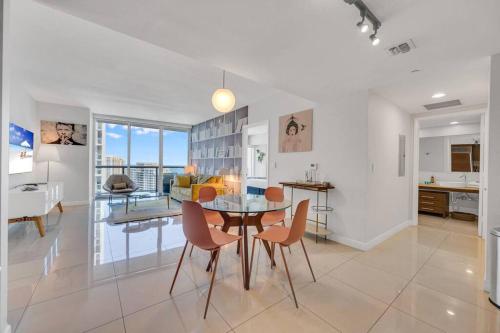 a kitchen and dining room with a table and chairs at Icon Luxury 34th Floor Amazing Oceanview, Brickell in Miami