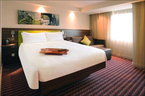 Giường trong phòng chung tại Hampton by Hilton Birmingham Broad Street