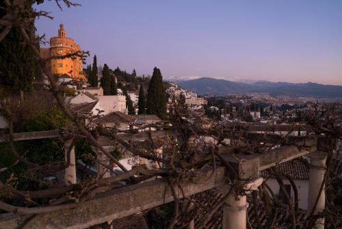 - une vue sur une ville avec un château au loin dans l'établissement Carmen de la Alcubilla del Caracol, à Grenade