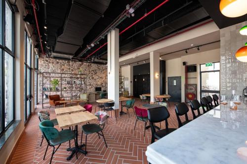 A seating area at HOTEL SHOSHANA