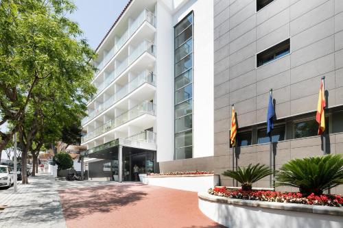 un edificio con banderas delante en Hotel Best San Francisco, en Salou