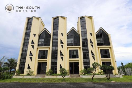 a view of the south facade of a building at The South-Sunset in Hengchun South Gate