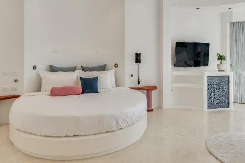 - une grande chambre blanche avec un grand lit blanc dans l'établissement Ampersand Resort, à Bophut 