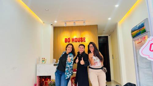 Un groupe de trois femmes debout dans une pièce dans l'établissement Bơ House hotel, à Đà Lạt