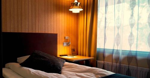 Tempat tidur dalam kamar di Skåvsjöholm, hotell & konferens