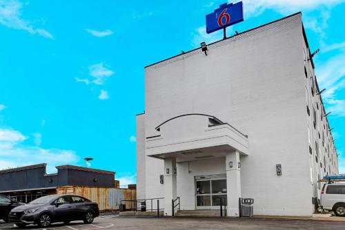 a white building with a sign on top of it at Motel 6 Arlington TX Entertainment District in Arlington