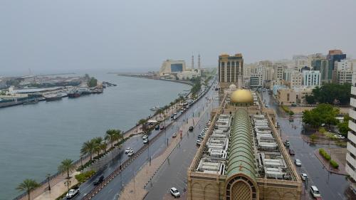 Una vista general de Sharjah o una vista desde la ciudad tomada desde el hotel