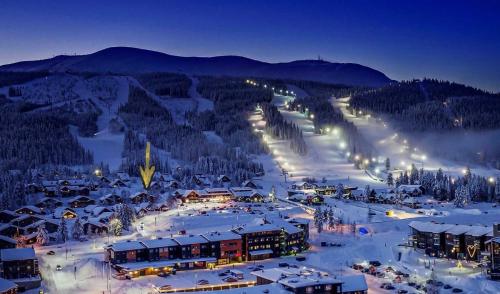 una stazione sciistica nella neve di notte di Solbjørnlia Apartments a Trysil