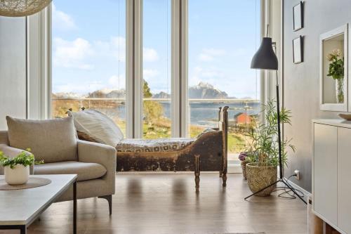 斯塔姆松Large villa in Lofoten with fantastic views - 4 bedrooms and 9 beds.的带沙发和大窗户的客厅