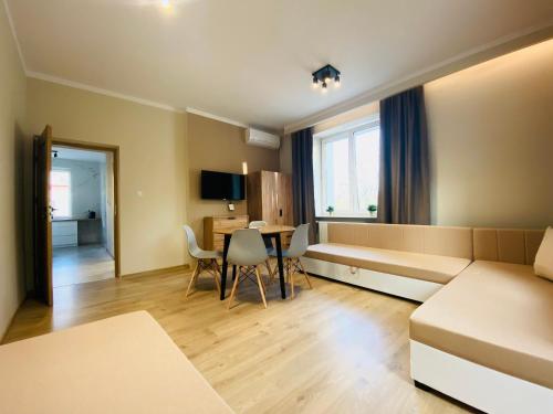 salon z kanapą i stołem w obiekcie Gold Apartament w mieście Świdnik