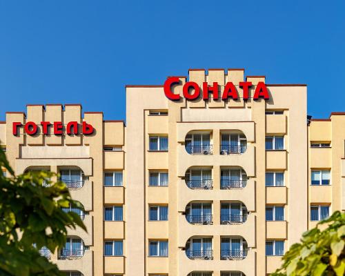 een gebouw met een hotelbord erop bij Sonata Hotel & Restaurant "готель Соната" in Lviv