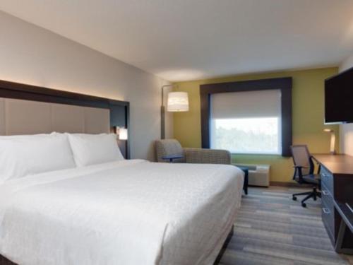 Cama ou camas em um quarto em Holiday Inn Express Hotel & Suites Fort Lauderdale Airport/Cruise Port, an IHG Hotel