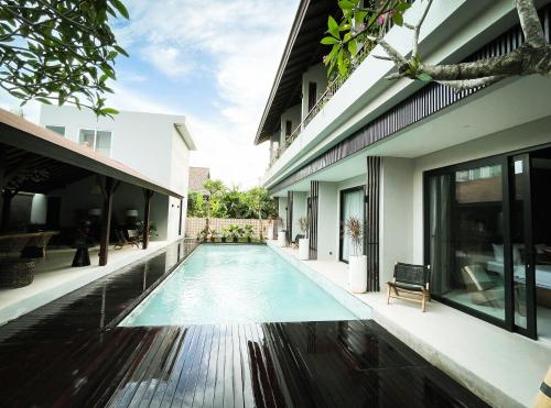 een zwembad in het midden van een huis bij Luna Ola Villa Berawa in Canggu