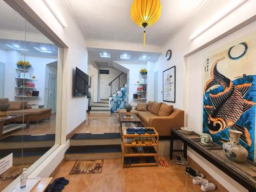 พื้นที่นั่งเล่นของ Top Location 3-4-5 Bedrooms House in Centre of Ha Noi - Clean, Cozy and Private - THE TOURNESOL