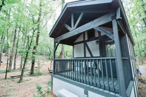 una casa sull'albero con balcone nel bosco di Tiny Home Cottage Near the Smokies #10 Helena a Sevierville