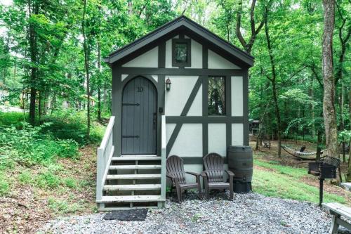 un gazebo con due sedie e una porta di Tiny Home Cottage Near the Smokies #10 Helena a Sevierville