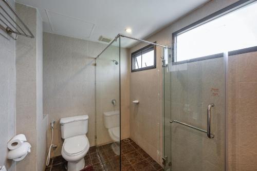 uma casa de banho com um WC e uma cabina de duche em vidro. em Patong Lodge Hotel - SHA Extra Plus em Patong Beach