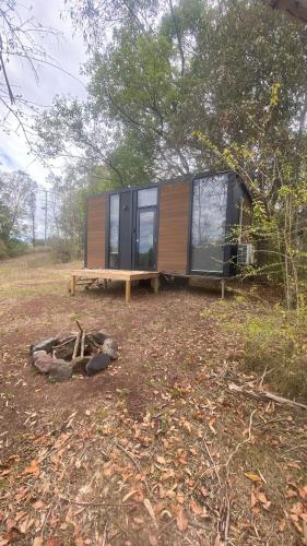 Vườn quanh Hill Creek Tiny House 3 by Tiny Away