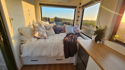 Cama ou camas em um quarto em Coastal Sunset Tiny Home - Port Fairy Tiny Homes