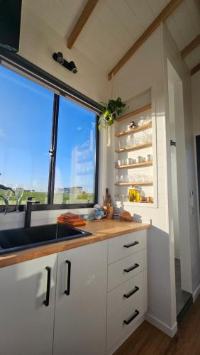 Køkken eller tekøkken på Coastal Haven Tiny Home - Port Fairy Tiny Homes