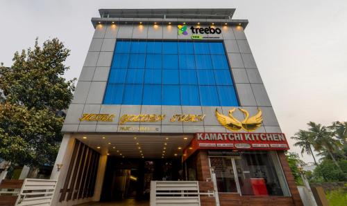 Um edifício com um cartaz que diz "kaitlin curry center" em Treebo Golden Swan Pammal em Chennai