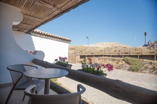 einen Balkon mit einem Tisch und Stühlen sowie Aussicht in der Unterkunft Estalagem Muchaxo Hotel in Cascais