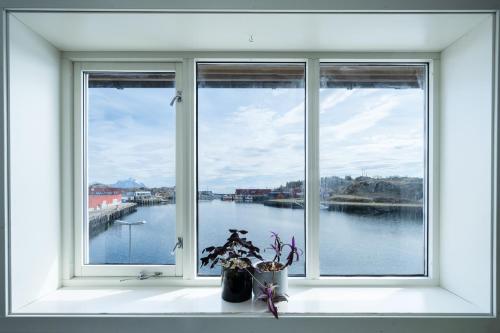 斯塔姆松In the middle of Lofoten! Unique and spacious on the docks.的河景窗户