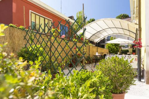 un giardino con recinzione e alcune piante di Hotel Villa Tiziana a Lido di Venezia