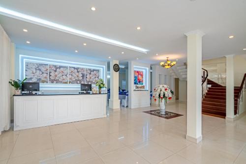 un hall avec un comptoir de réception dans un bâtiment dans l'établissement BIDV Central Da Lat Hotel, à Đà Lạt