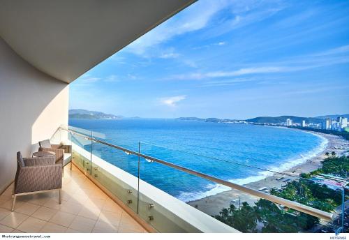 Elle comprend un balcon offrant une vue sur l'océan. dans l'établissement Sky Beach D20 Nha Trang, à Nha Trang