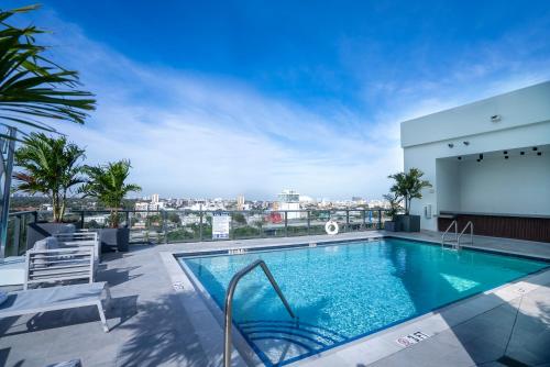 ein Pool auf dem Dach eines Gebäudes in der Unterkunft Smart Brickell Hotel in Miami