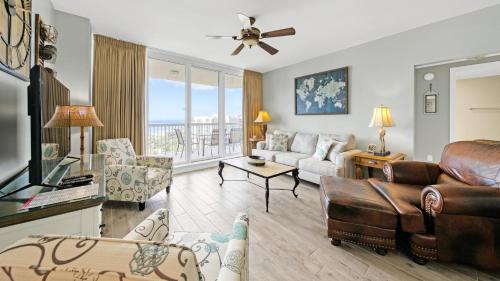 uma sala de estar com um sofá e uma cadeira em St Lucia 1204 a Luxury Condo with Gulf Views em Destin