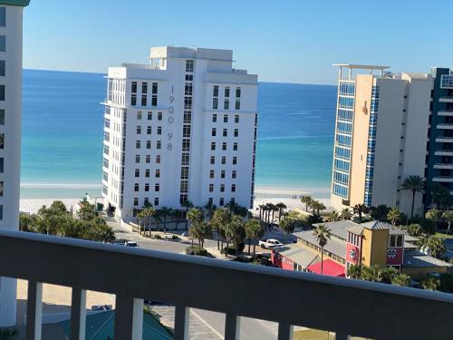 uma vista para a praia a partir da varanda de um edifício em St Lucia 1204 a Luxury Condo with Gulf Views em Destin