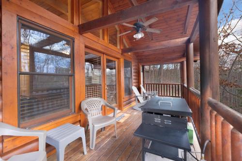 Private Smoky Mountain Luxury Log Home with 2 Fireplaces, Hot Tub & Community Pool 발코니 또는 테라스