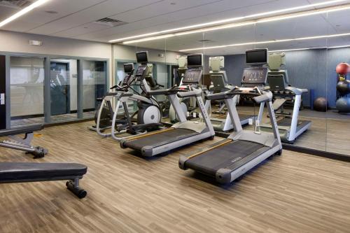 een fitnessruimte met verschillende loopbanden en crosstrainers bij Hampton Inn Newark Airport in Newark