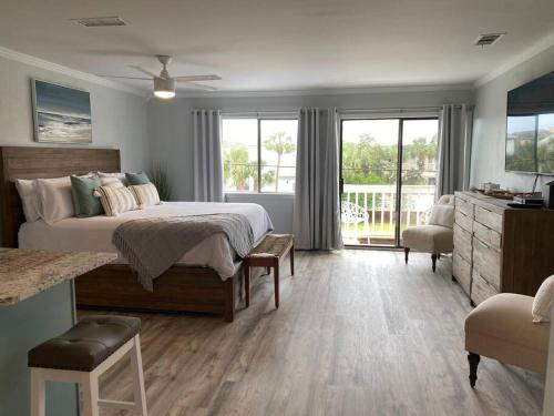 En eller flere senge i et værelse på Destin Bliss! Your Dream Studio Condo on Holiday Isle!