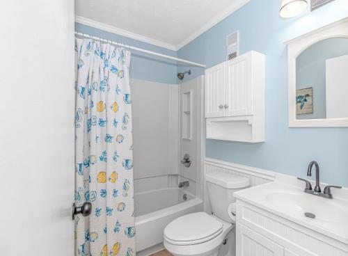 Bathroom sa Exceptional Ocean-Pier-Pool Front 1 BR Condo