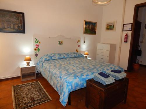 una camera con letto e piumone blu di Ada home a Venezia