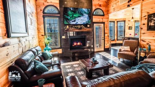 Private Luxury -Built 2021-3552 sf-6 Bedrooms "Smoky View Mountain Cabin" IDEAL LOCATION-4 Miles to Gatlinburg & Piigeon Forge-Hot tub-Fireplace-King Beds-Deck-Grill-Free Parking for 8 Vehicles-Firepit-Full Kitchen Total Relaxation TV 또는 엔터테인먼트 센터