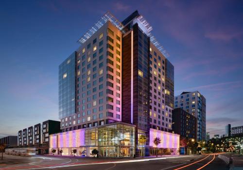 LUMA Hotel San Francisco - #1 Hottest New Hotel in the US 2023 في سان فرانسيسكو: وجود عمارة طويلة في مدينة