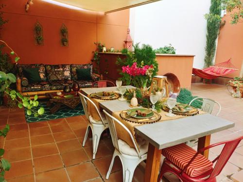 comedor con mesa y sillas en Ziza, en Córdoba