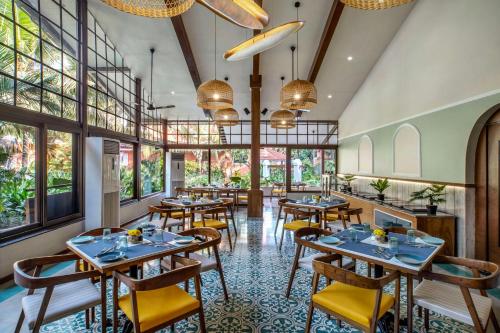 Restaurant o un lloc per menjar a Mandrem Beach Resort, a member of Radisson Individuals Retreat