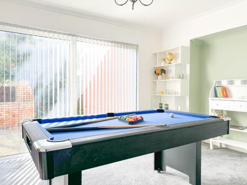 Large 8 Bedroom House in Edgbaston tesisinde bir bilardo masası